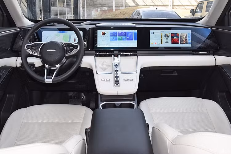 "Trái tim" của Haval Xiaolong MAX là hệ truyền động plug-in hybrid Hi4 của hãng mẹ Great Wall, bao gồm động cơ xăng 1.5L, 2 mô-tơ điện và hộp số DHT 2 cấp, tạo ra công suất tổng cộng 279 mã lực cùng mô-men xoắn cực đại 585 Nm. Quãng đường di chuyển chỉ bằng pin của mẫu SUV hạng trung này là 105 km. 