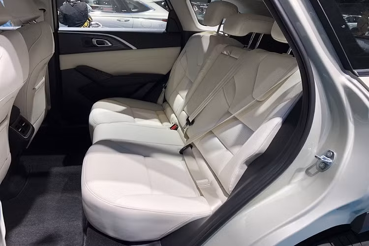 Trên mặt táp-lô của mẫu SUV hạng trung này xuất hiện đến 3 màn hình khác nhau, đều có kích thước 12,3 inch. Trong đó, màn hình thứ ba được dùng để phục vụ nhu cầu giải trí của hành khách ngồi trên ghế phụ lái và có thể kết nối với những thiết bị Bluetooth riêng. Theo hãng Haval, Xiaolong MAX được trang bị hệ điều hành Coffee OS thế hệ mới, đi kèm chip Snapdragon 8155. Ngay cả thiết kế cụm điều khiển trung tâm của Haval Xiaolong MAX cũng khác người anh em Xiaolong.