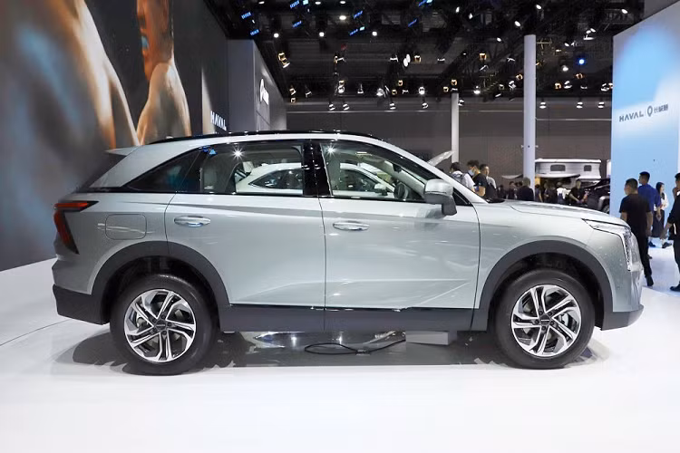 Theo đó, giá xe Haval Xiaolong 2024 cho 3 phiên bản bán từ 139.800 - 156.800 Nhân dân tệ (khoảng 469 - 526 triệu đồng). Mức giá xe Haval Xiaolong MAX 2024 từ 159.800 - 179.800 Nhân dân tệ (536 - 603 triệu đồng). Trong tiếng Trung Quốc, cái tên Xiaolong có nghĩa là "tiểu long". Không chỉ dùng chung tên gọi, hai mẫu xe này còn được áp dụng ngôn ngữ thiết kế mới của thương hiệu Haval.