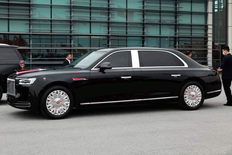 Trong khi đó, động cơ xăng của Hồng Kỳ N701 thế hệ mới này là loại V12 có dung tích 6.0L, sản sinh công suất tối đa 408 mã lực hoặc 375 mã lực cùng mô-men xoắn cực đại 550 Nm.