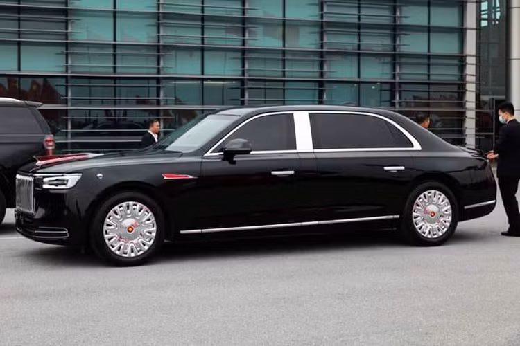 Trong khi đó, động cơ xăng của Hồng Kỳ N701 thế hệ mới này là loại V12 có dung tích 6.0L, sản sinh công suất tối đa 408 mã lực hoặc 375 mã lực cùng mô-men xoắn cực đại 550 Nm.