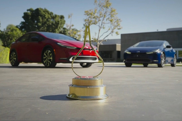 Thứ hai là hệ truyền động hybrid với động cơ xăng 4 xi-lanh, dung tích 2.0L và mô-tơ điện, sản sinh công suất tối đa 196 mã lực (bản dẫn động cầu trước) hoặc 199 mã lực (bản dẫn động 4 bánh E-Four).