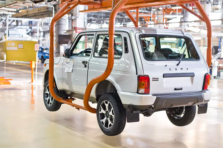 Trong đó, Lada Niva Legend 2024 mới sở hữu thiết kế cổ điển như xe rời đời từ vài thập kỷ trước. Travel là phiên bản hiện đại và cao cấp hơn của dòng xe này. Điểm nhấn của Lada Niva Legend 2024 nằm ở hệ thống chống bó cứng phanh ABS.