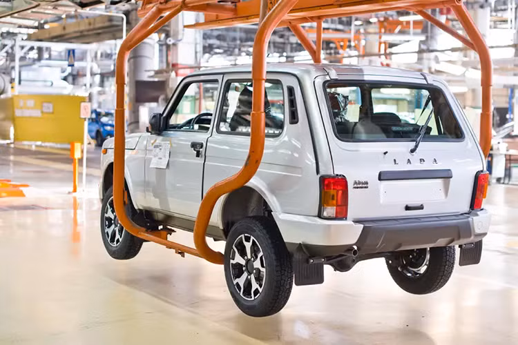 Trong đó, Lada Niva Legend 2024 mới sở hữu thiết kế cổ điển như xe rời đời từ vài thập kỷ trước. Travel là phiên bản hiện đại và cao cấp hơn của dòng xe này. Điểm nhấn của Lada Niva Legend 2024 nằm ở hệ thống chống bó cứng phanh ABS.