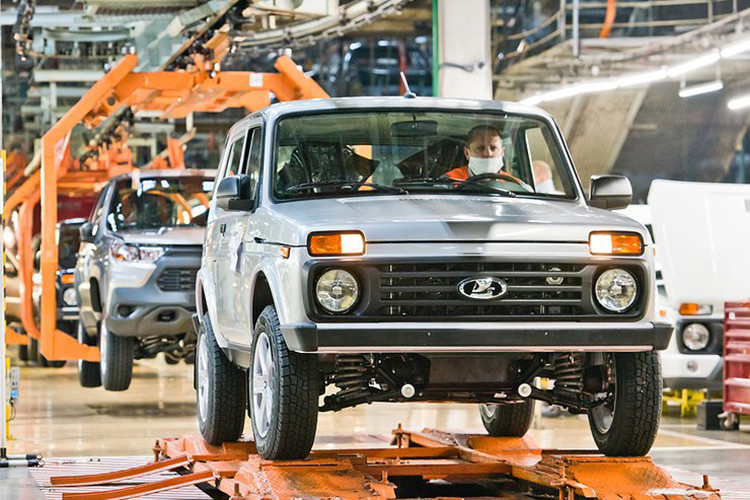 Mới đây, hãng AvtoVAZ của Nga đã tung ra phiên bản nâng cấp nhẹ của dòng xe Lada Niva thế hệ mới. Mẫu xe này tiếp tục có 2 phiên bản là Lada Niva Legend và Travel.