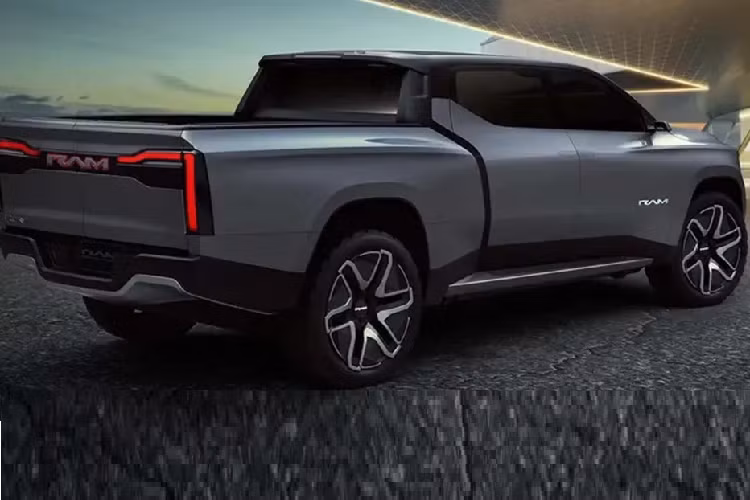 Nội thất của RAM với 3 hàng ghế có thể điều chỉnh độ rộng rãi của không gian để chân của các ghế thông qua việc tuỳ chỉnh các thanh trượt lên/xuống. Vách ngăn nội thất và khoang hàng hoá có thể gấp gọn qua hai bên hoặc gập phẳng xuống sàn để ngồi.