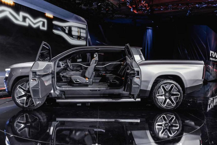 Mẫu bán tải RAM 1500 Revolution mới nhất vừa được công bố đã khiến những người yêu thích thương hiệu này vô cùng bất ngờ tại triển lãm công nghệ Las Vegas 2023. Sự sáng tạo và khác biệt là điểm nhấn then chốt của mẫu Concept “1500 Revolution” trong phân khúc xe bán tải cỡ lớn thuần điện trên thị trường.