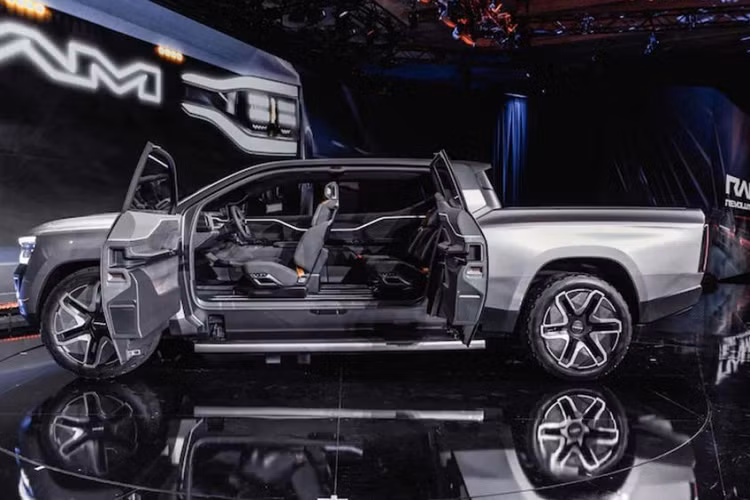 Mẫu bán tải RAM 1500 Revolution mới nhất vừa được công bố đã khiến những người yêu thích thương hiệu này vô cùng bất ngờ tại triển lãm công nghệ Las Vegas 2023. Sự sáng tạo và khác biệt là điểm nhấn then chốt của mẫu Concept “1500 Revolution” trong phân khúc xe bán tải cỡ lớn thuần điện trên thị trường.