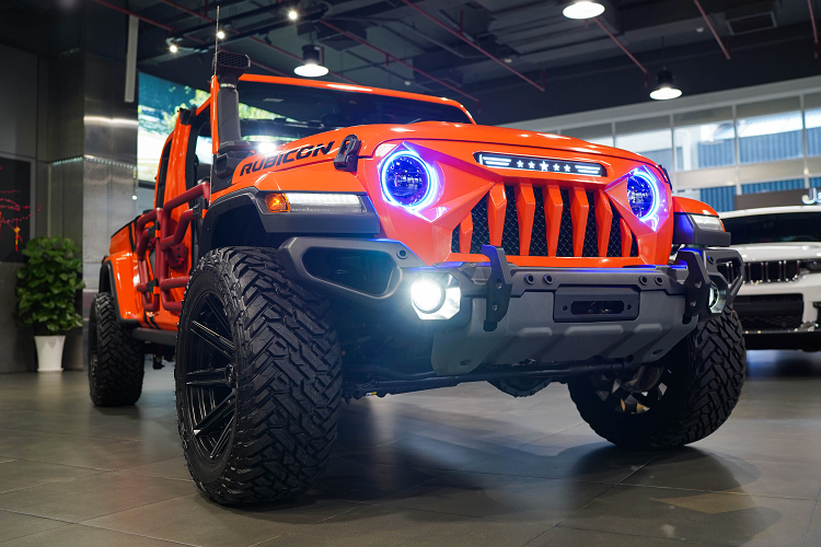 Mặc dù là dòng xe off-road nhưng Jeep Gladiator không thiếu các trang bị an toàn như xe đô thị: Kiểm soát hành trình thích ứng, cảnh báo va chạm, chìa khóa thông minh. Bên cạnh đó là kiểm soát lực kéo, cân bằng điện tử, camera lùi, hỗ trợ xuống/khởi hành ngang dốc. Dẫu vậy tất cả các ghế vẫn chỉnh cơ, nhanh, gọn, dứt khoát.