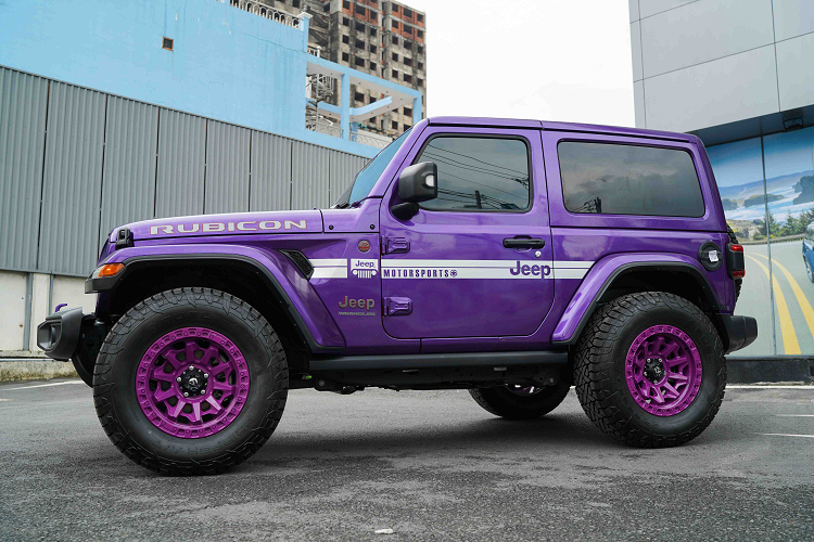 Đằng sau ghế quyền lực của HLV Andree Right Hand là mẫu bán tải Jeep Gladiator Rubicon màu cam nổi bật. Xe đã được lắp thêm các món đồ chơi địa hình như mâm, lốp, cản, tời kéo, mắt đèn, cửa sắt, tháo mui.... biến chiếc xe trở nên hầm hố và chất chơi hơn. Đúng với style “ăn chơi, sang chảnh” của HVL Andree.