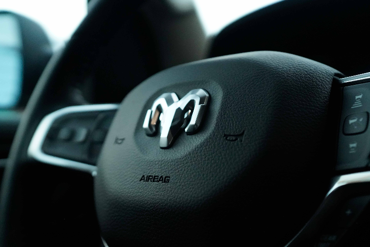 Mẫu bán tải của RAM 1500 Night Edition sở hữu ngoại hình bề thế, thiết kế cơ bắp đậm chất Mỹ trên khắp thân xe, từ mặt ca-lăng, nắp ca-pô cho đến đuôi xe. Đèn pha trên cả 3 phiên bản đều loại LED, tự động bật/tắt và điều chỉnh chiếu gần/chiếu xa. Khoang lái RAM 1500 như các mẫu xe sang khi cung cấp hàng dài các tiện nghi như ghế trước chỉnh điện 8 hướng, sưởi/làm mát.