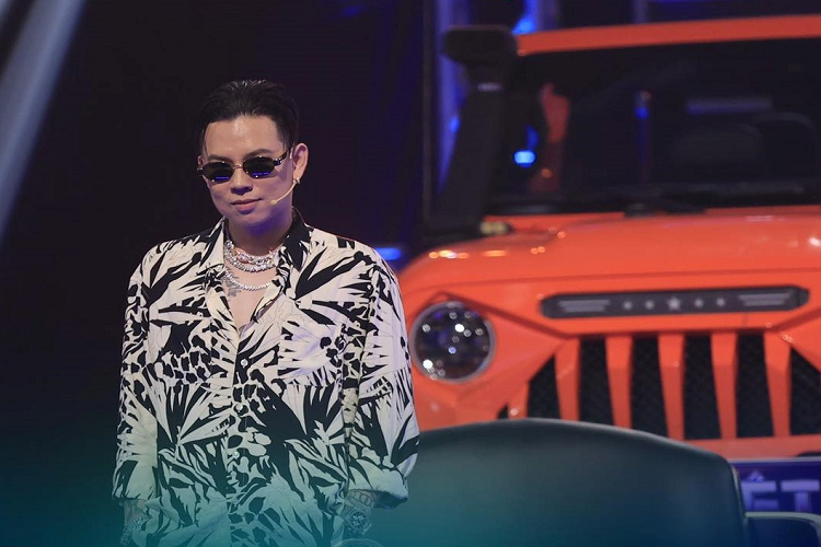 Cuối cùng là hàng khủng RAM 1500 Night Edition màu xanh với bộ decal phong cách trường đua đang chống lưng cho HLV BigDaddy. Được biết, mẫu bán tải full-size của Mỹ nặng khoảng 2,5 tấn trang bị động cơ HEMI V8, 5,7L công suất 395 mã lực, tiện nghi như xe sang.