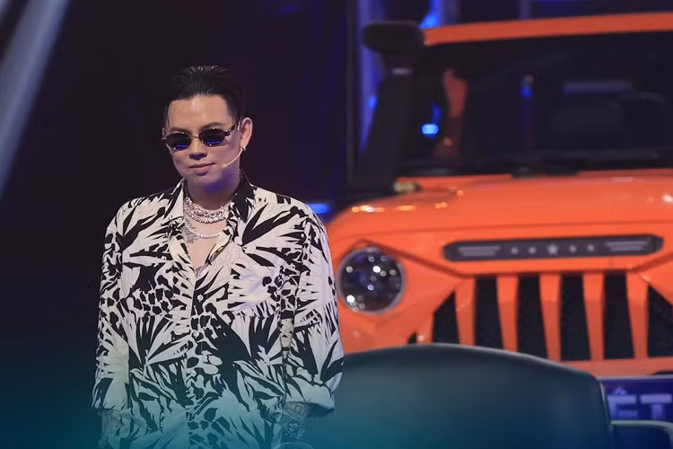 Cuối cùng là hàng khủng RAM 1500 Night Edition màu xanh với bộ decal phong cách trường đua đang chống lưng cho HLV BigDaddy. Được biết, mẫu bán tải full-size của Mỹ nặng khoảng 2,5 tấn trang bị động cơ HEMI V8, 5,7L công suất 395 mã lực, tiện nghi như xe sang.