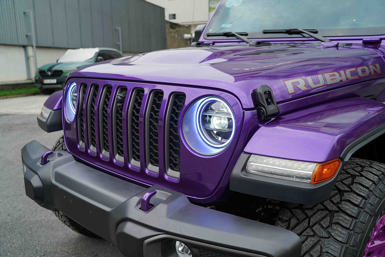 Gladiator chung khung gầm với Wrangler, là chiếc bán tải khác biệt với hầu hết đối thủ trên thị trường. Khó tìm ra mẫu xe nào trên thị trường có kiểu đèn xi-nhan trên ốp bánh xe, kính chắn gió có thể mở về phía trước, trần xe 3 mảnh tháo rời tạo thành thiết kế mui trần, bên trong xe có khung gia cố như Gladiator.