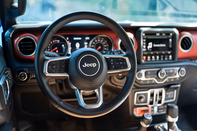 Xe trang bị hàng loạt các công nghệ an toàn như: Kiểm soát hành trình thức ứng, hỗ trợ đỗ xe song song, cảnh báo điểm mù, cảnh báo chệch làn, cân bằng điện tử, kiểm soát chống lật, kiểm soát lực kéo, cảnh báo và hỗ trợ tránh va chạm phía trước, theo dõi áp suất lốp...