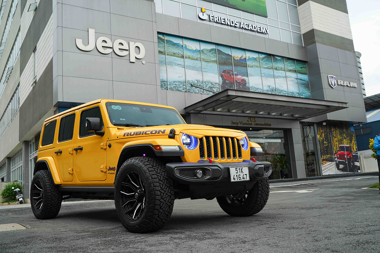 Phía sau HLV Thái VG là dòng SUV phong cách thể thao Jeep Wrangler Rubicon 2 cửa màu tím cực cá tính. Xe được xây dựng trên nền tảng thân trên khung (body-on-frame) đề cao khả năng chinh phục địa hình. Wrangler Rubicon 2 cửa sử dụng động cơ 2.0L turbo, công suất 270 mã lực, mô-men xoắn cực đại 400 Nm. Hộp số tự động 8 cấp, dẫn động 2 cầu kèm khóa vi sai.