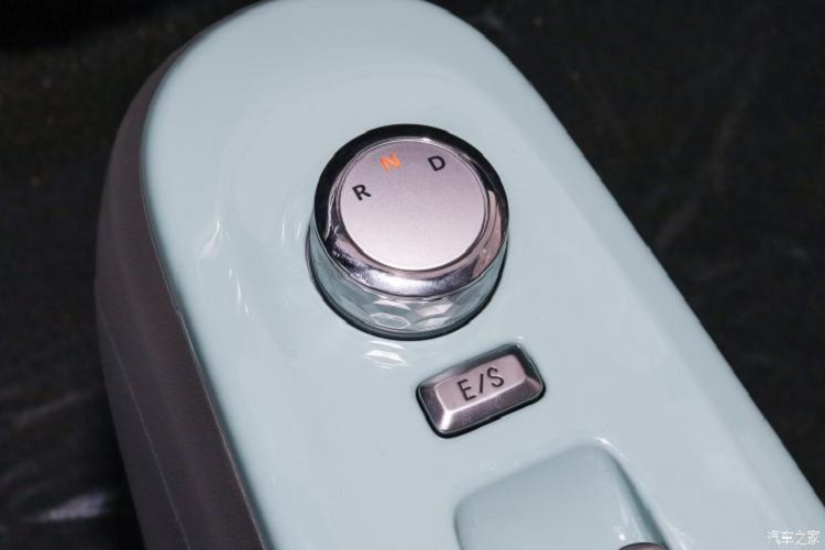 Về khung gầm, chiếc xe mới sử dụng hệ thống treo cầu liền lò xo cuộn MacPherson phía trước và phía sau.