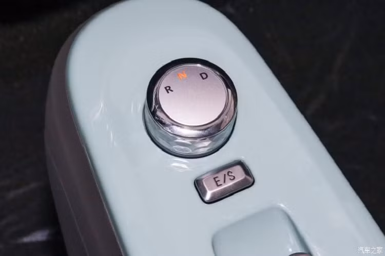 Về khung gầm, chiếc xe mới sử dụng hệ thống treo cầu liền lò xo cuộn MacPherson phía trước và phía sau.