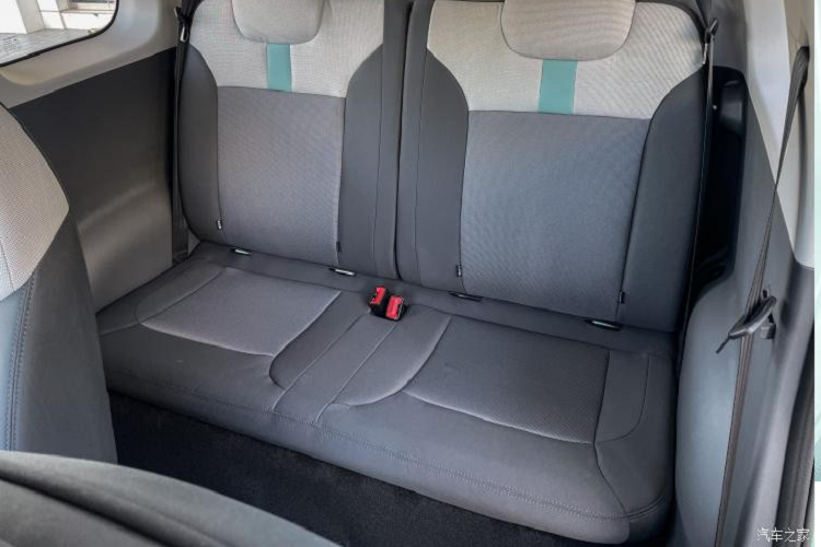 Ngoài ra, điều hướng cũng có thể được thực hiện sau khi kết nối với điện tho ại di động, nhạc/radio Internet, trình chiếu video và các chức năng giải trí thông minh khác. Ngoài ra, xe còn được trang bị chức năng điều hòa từ xa.