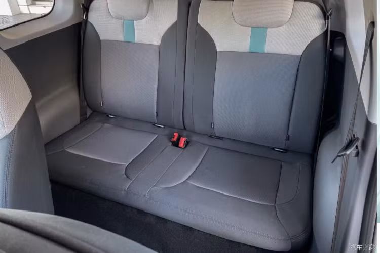 Ngoài ra, điều hướng cũng có thể được thực hiện sau khi kết nối với điện tho ại di động, nhạc/radio Internet, trình chiếu video và các chức năng giải trí thông minh khác. Ngoài ra, xe còn được trang bị chức năng điều hòa từ xa.