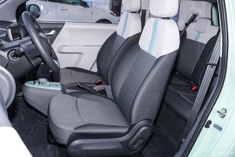 Trung tâm trang bị màn hình điều khiển trung tâm dạng nổi 10.25 inch, thiết kế UI đơn giản dễ sử dụng, hỗ trợ các chức năng như lùi hình ảnh, kết nối điện thoại di động, trợ lý giọng nói và nâng cấp OTA