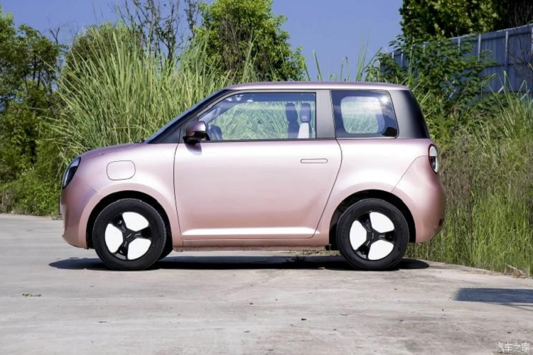 Sang bên hông, kiểu dáng thân xe tròn trịa tạo hiệu ứng thị giác dễ thương, ngoài ra còn được trang bị tay nắm cửa ẩn và viền cản gió thấp, kiểu dáng viền cũng rất dễ thương, tương tác với đèn chiếu sáng. Đuôi xe mới cũng tương đối đơn giản với thiết kế đèn hậu tròn như đèn pha.
