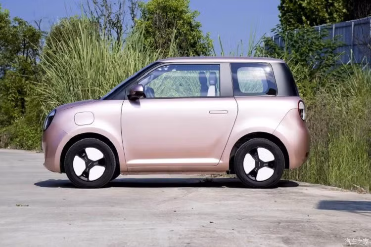 Sang bên hông, kiểu dáng thân xe tròn trịa tạo hiệu ứng thị giác dễ thương, ngoài ra còn được trang bị tay nắm cửa ẩn và viền cản gió thấp, kiểu dáng viền cũng rất dễ thương, tương tác với đèn chiếu sáng. Đuôi xe mới cũng tương đối đơn giản với thiết kế đèn hậu tròn như đèn pha.