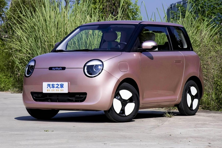 Changan Lumin tuy là một mẫu xe cỡ nhỏ nhưng trông khá tinh tế và mang đậm phong cách của những mẫu xe nhỏ Nhật Bản thời bấy giờ. Chiếc xe mới được xây dựng trên nền tảng điện thuần EPA0 hoàn toàn mới và được định vị là một chiếc xe mini chạy hoàn toàn bằng điện. Ngoại hình Changan Lumin rất đáng yêu, tuy thiết kế mặt trước đơn giản nhưng hình dáng đèn pha bắt mắt, thiết kế "mắt buồn ngủ" rất nịnh mắt.