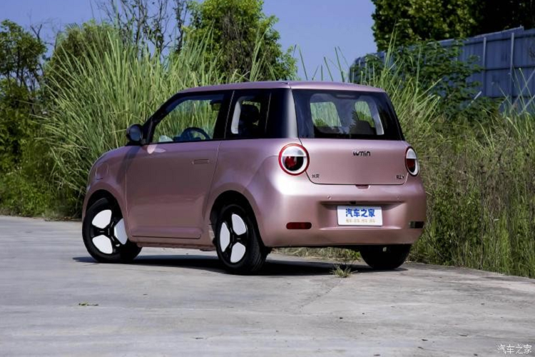 Về kích thước thân xe, chiều dài, rộng và cao của xe điện Changan Lumin mới lần lượt là 3270/1700/1545mm, chiều dài cơ sở 1980mm. Ở nội thất, Changan Lumin cũng có đầy đủ chức năng và cấu hình hơn so với xe mini truyền thống, mẫu xe Xiangqin 205km ra mắt lần này, có thể thấy cấu hình này không hề đơn giản. Sự kết hợp 2 màu làm tăng cảm giác thời trang cho xe.