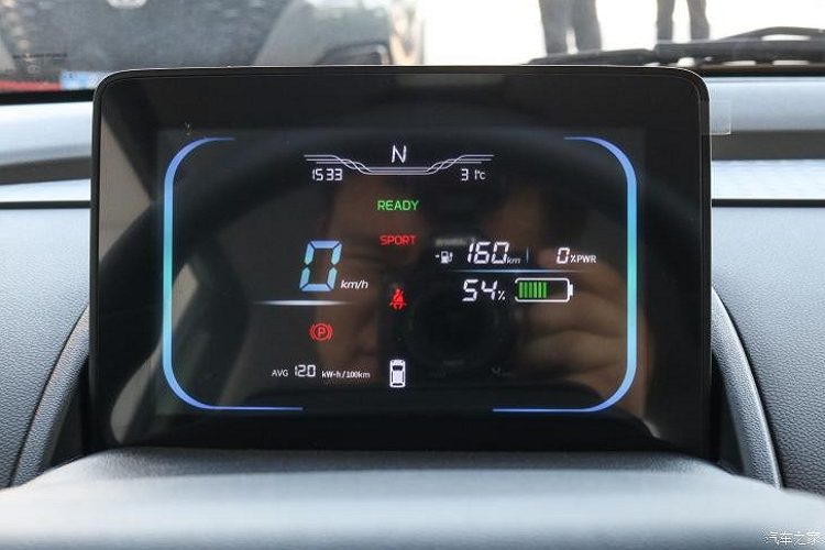 Về sức mạnh, mẫu Changan Lumin Xiangqin chạy được 205 km có công suất tối đa 47 mã lực, phạm vi hành trình trong 1 lần sạc đầy pin là 205 km, xe có hỗ trợ sạc nhanh, mất 35 phút để sạc 30% -80% và được trang bị hẹn giờ sạc chức năng.