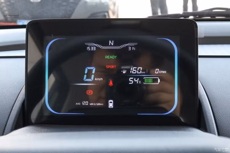 Về sức mạnh, mẫu Changan Lumin Xiangqin chạy được 205 km có công suất tối đa 47 mã lực, phạm vi hành trình trong 1 lần sạc đầy pin là 205 km, xe có hỗ trợ sạc nhanh, mất 35 phút để sạc 30% -80% và được trang bị hẹn giờ sạc chức năng.