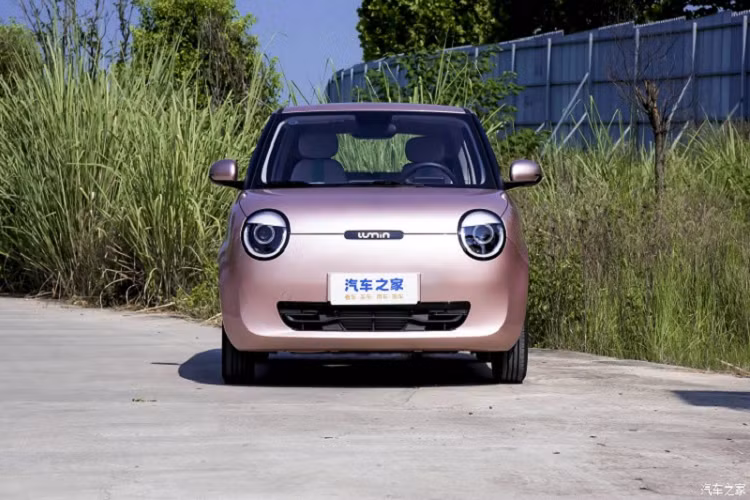 Dòng xe điện cỡ nhỏ khá thịnh hành tại thị trường Trung Quốc, thậm chí, Wuling Hongguang Mini EV, từng là xe điện bán chạy nhất thế giới, khiến cho nhiều hãng xe thèm khát và nhanh chóng lắp đầy cho phân khúc này với nhiều phiên bản hấp dẫn hơn, giá thành không đắt hơn nhiều, 1 trong số đó có Changan Lumin 2023 mới.