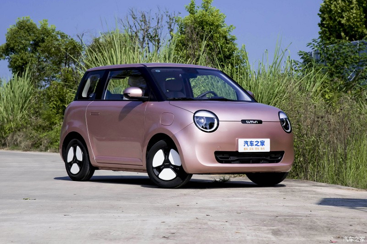Mới đây, Changan đã công bố Lumin 2023, mức giá xe Changan Lumin 2023 khởi điểm chỉ từ 54.900 nhân dân tệ, tương đương 176 triệu đồng. Điểm thú vị là xe Changan Lumin Xiangqi chức năng sạc nhanh mới có thể sạc nhanh 30% -80% chỉ trong thời gian 35 phút. Ngoài ra, xe mới cũng sẽ được nâng cấp về trải nghiệm trên xe, trang bị điều hòa điều khiển từ xa và chức năng sạc theo lịch trình.