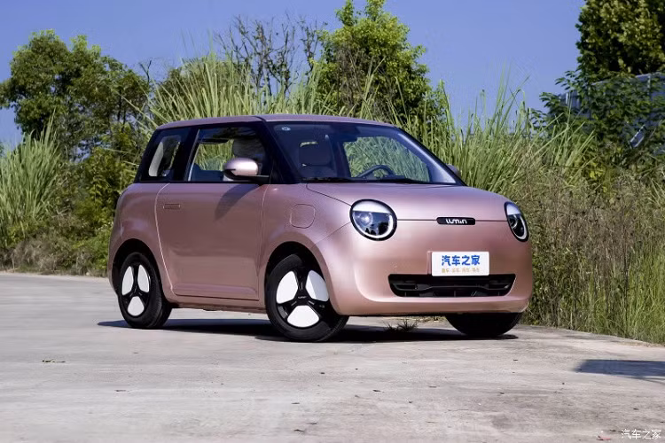 Mới đây, Changan đã công bố Lumin 2023, mức giá xe Changan Lumin 2023 khởi điểm chỉ từ 54.900 nhân dân tệ, tương đương 176 triệu đồng. Điểm thú vị là xe Changan Lumin Xiangqi chức năng sạc nhanh mới có thể sạc nhanh 30% -80% chỉ trong thời gian 35 phút. Ngoài ra, xe mới cũng sẽ được nâng cấp về trải nghiệm trên xe, trang bị điều hòa điều khiển từ xa và chức năng sạc theo lịch trình.