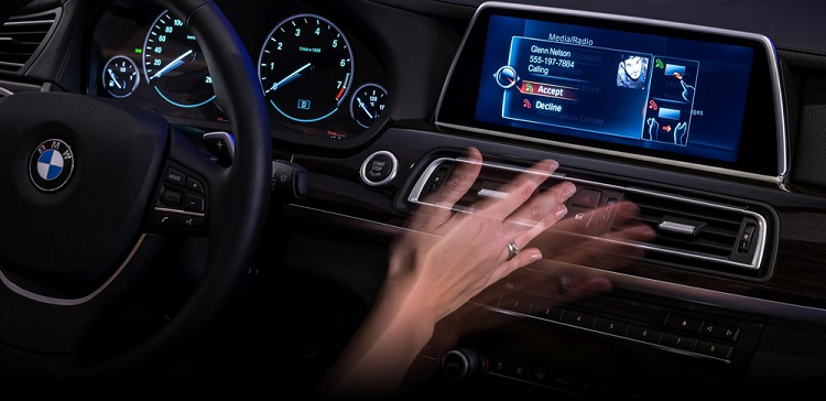 BMW X5 2023 hang sang bi cat tinh nang dieu khien bang cu chi