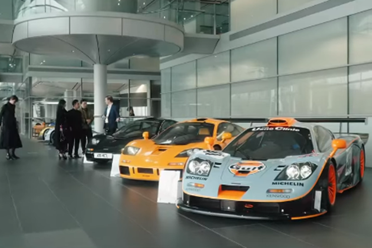 Lần này, Minh Nhạ trực tiếp gặp mặt cũng như nhận bàn giao xe ngay đại bản doanh của hãng MacLaren, 1 kỷ niệm đáng nhớ của tay chơi này, cũng như là đặc quyền chỉ dành cho các đại gia mua xe hypercar của hãng.