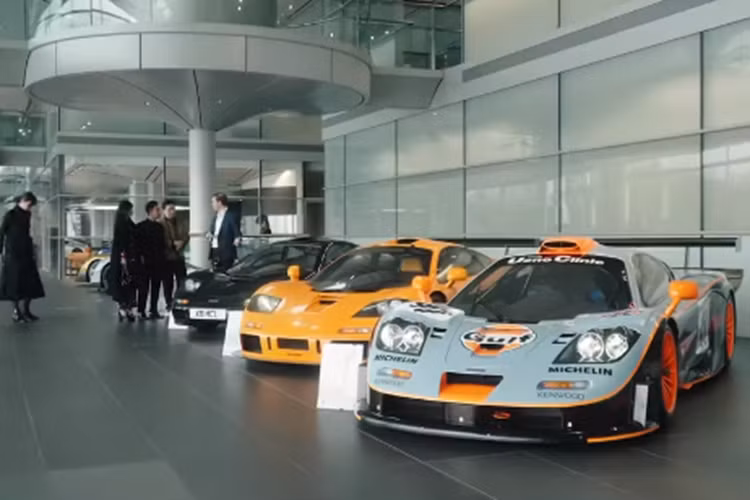 Lần này, Minh Nhạ trực tiếp gặp mặt cũng như nhận bàn giao xe ngay đại bản doanh của hãng MacLaren, 1 kỷ niệm đáng nhớ của tay chơi này, cũng như là đặc quyền chỉ dành cho các đại gia mua xe hypercar của hãng.