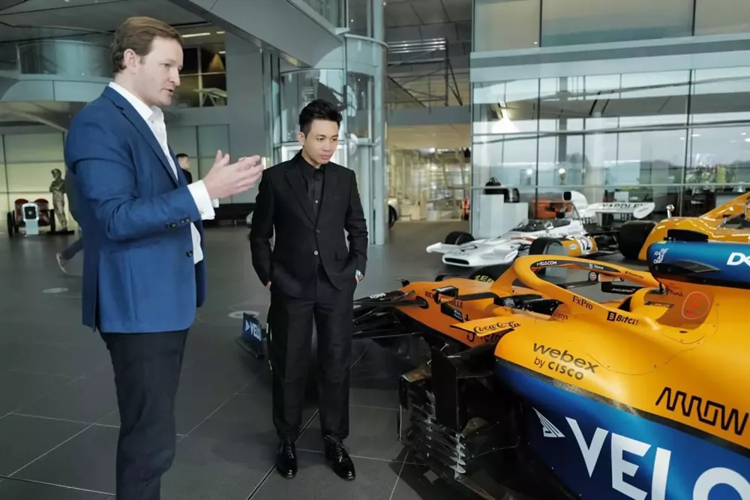 Chiếc McLaren Elva của Minh Nhựa đặt mua 2 năm qua đã về đến Việt Nam, đã làm cho giới mê xe không khỏi vui mừng, phấn khởi, vì đã rất lâu rồi, cộng đồng mạng trong nước mới đón nhận 1 chiếc siêu xe mang tầm đẳng cấp từ việc sản xuất giới hạn, xe bán đắt đỏ cho đến, việc xe không sử dụng mui, cũng là điểm nhấn quan trọng.