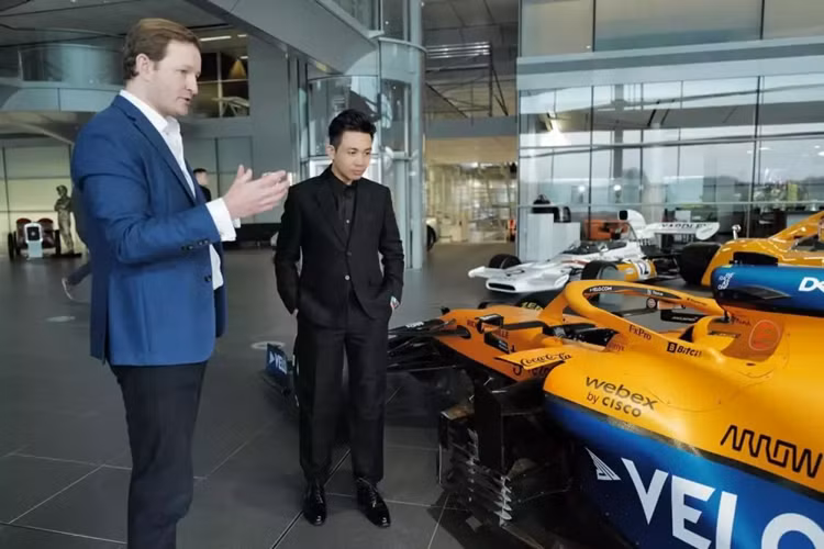 Chiếc McLaren Elva của Minh Nhựa đặt mua 2 năm qua đã về đến Việt Nam, đã làm cho giới mê xe không khỏi vui mừng, phấn khởi, vì đã rất lâu rồi, cộng đồng mạng trong nước mới đón nhận 1 chiếc siêu xe mang tầm đẳng cấp từ việc sản xuất giới hạn, xe bán đắt đỏ cho đến, việc xe không sử dụng mui, cũng là điểm nhấn quan trọng.