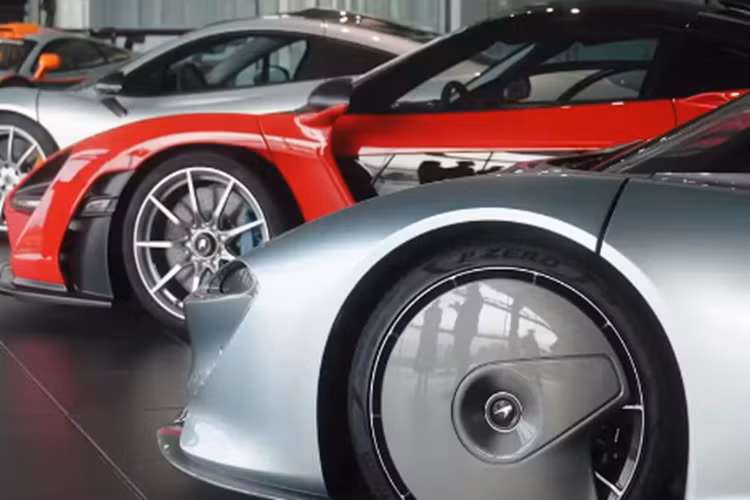 Sau gần 1 tháng tổ chức tiệc ra mắt xe McLaren Elva tại Việt Nam khá hoành tráng, có bạn bè chơi xe góp mặt, gần đây, Minh Nhựa đã tung ra đoạn video quay lại cảnh nhận bàn giao xe McLaren Elva theo phong cách rất thượng lưu, khác xa so với những gì tay chơi xe này có được trong suốt hơn 12 năm mua sắm siêu xe của mình.