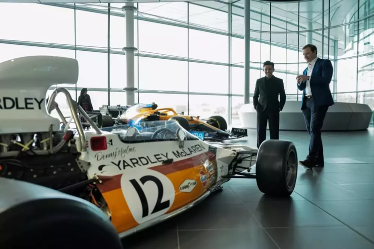 Cụ thể, thay vì ngồi ở nhà để đếm từng tháng, từng ngày xe sẽ cập cảng Việt Nam để ra khui công như những lần trước, Minh Nhựa lại được McLaren mời sang Anh quốc xem mắt Elva.