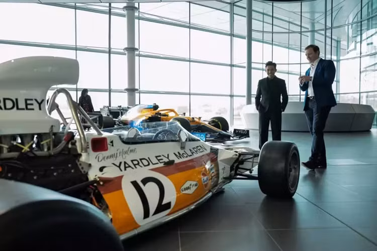 Cụ thể, thay vì ngồi ở nhà để đếm từng tháng, từng ngày xe sẽ cập cảng Việt Nam để ra khui công như những lần trước, Minh Nhựa lại được McLaren mời sang Anh quốc xem mắt Elva.