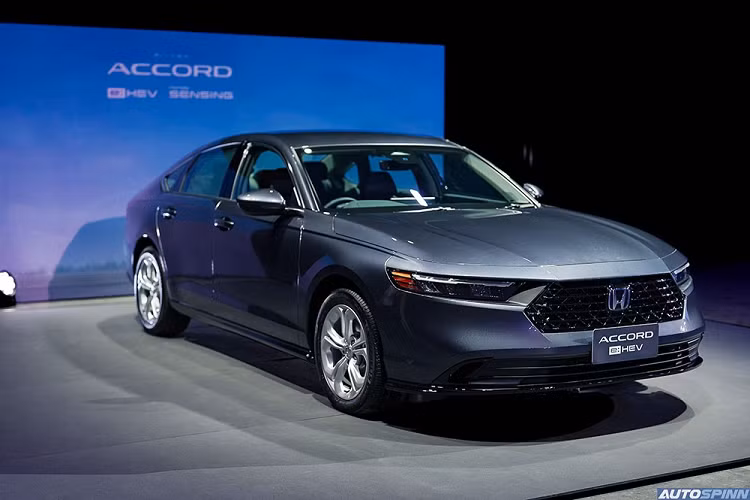 Ở thế hệ mới, mẫu sedan hạng D này sở hữu kích thước dài x rộng x cao lần lượt 4.962 x 1.862 x 1.449 mm, chiều dài cơ sở 2.828 mm và khoảng sáng gầm 134 mm. So với thế hệ cũ, xe dài hơn 68 mm trong khi các thông số còn lại gần như giữ nguyên, chỉ chênh lệch 1-2 mm.