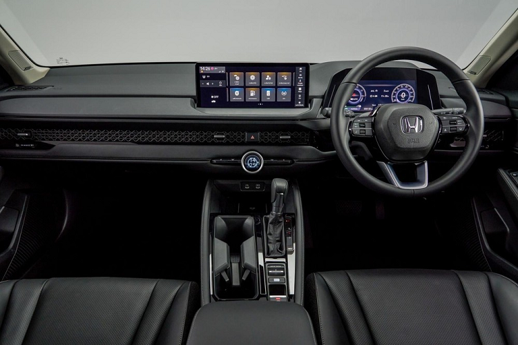 Bản EL khác bản tiêu chuẩn ở những trang bị như đèn viền LED 7 màu, hệ thống lọc không khí PlasmaCluster và màn hình hiển thị thông tin kính lái HUD 11,5 inch. Với bản RS, nội thất sẽ tạo điểm nhấn bằng viền chỉ màu đỏ tương phản, những chi tiết ốp trang trí màu bạc và đen bóng. Ngoài ra, bản RS còn có khóa dạng thẻ từ, công nghệ cách âm chủ động và cửa sổ trời toàn cảnh với rèm che nắng đóng/mở điện.