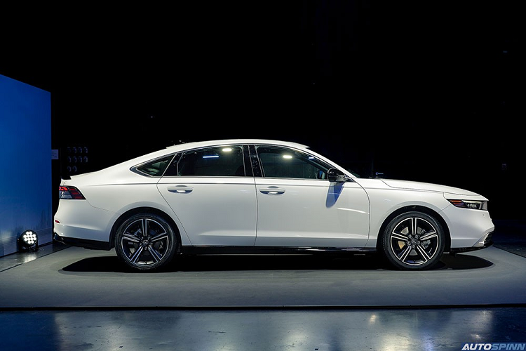 Tương tự người anh em Civic, Honda Accord 2024 cũng được áp dụng phong cách thiết kế đơn giản và trưởng thành hơn. Ở bản tiêu chuẩn, xe sẽ có đèn pha LED tự động bật/tắt, dải đèn LED định vị ban ngày, đèn hậu LED, gương chiếu hậu chỉnh điện/tự động gập, cần gạt nước tự động, ăng ten vây cá... 