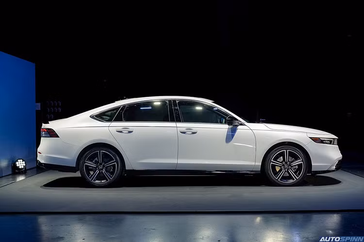 Tương tự người anh em Civic, Honda Accord 2024 cũng được áp dụng phong cách thiết kế đơn giản và trưởng thành hơn. Ở bản tiêu chuẩn, xe sẽ có đèn pha LED tự động bật/tắt, dải đèn LED định vị ban ngày, đèn hậu LED, gương chiếu hậu chỉnh điện/tự động gập, cần gạt nước tự động, ăng ten vây cá... 