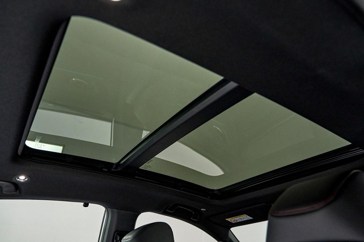 8 túi khí, hệ thống cảnh báo người bên ngoài khi xe chạy ở chế độ EV, cảnh báo kiểm tra hành khách phía sau khi tắt máy và cảnh báo áp suất lốp cũng được trang bị tiêu chuẩn cho xe.