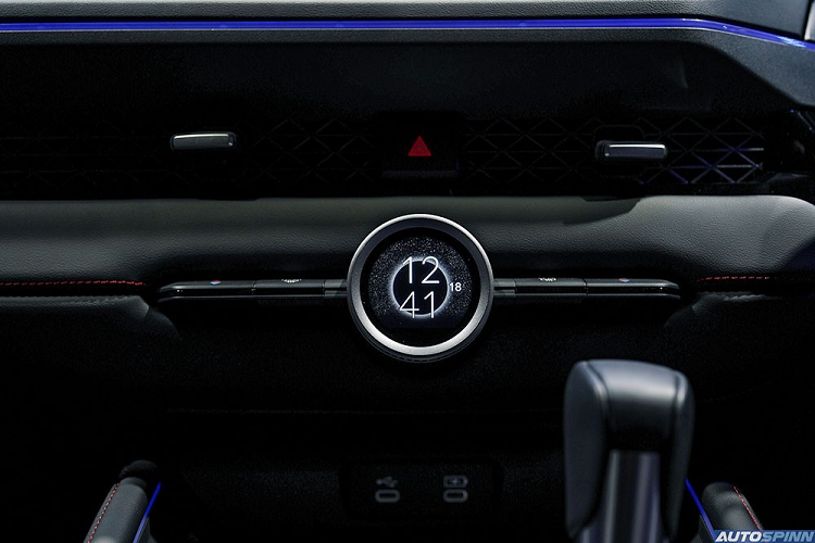 Tiếp theo đó là vô lăng chỉnh 4 hướng, tích hợp lẫy giảm tốc, bảng đồng hồ kỹ thuật số 10,2 inch, màn hình cảm ứng trung tâm 12,3 inch, hỗ trợ Android Auto/Apple CarPlay không dây, tích hợp Google Assistant/Google Play/Google Maps, cổng USB Type C cho cả 2 hàng ghế, hệ thống âm thanh Bose 12 loa, điều hòa tự động 2 vùng, cửa gió phía sau, gương tự động chống chói...