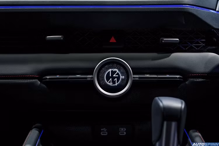 Tiếp theo đó là vô lăng chỉnh 4 hướng, tích hợp lẫy giảm tốc, bảng đồng hồ kỹ thuật số 10,2 inch, màn hình cảm ứng trung tâm 12,3 inch, hỗ trợ Android Auto/Apple CarPlay không dây, tích hợp Google Assistant/Google Play/Google Maps, cổng USB Type C cho cả 2 hàng ghế, hệ thống âm thanh Bose 12 loa, điều hòa tự động 2 vùng, cửa gió phía sau, gương tự động chống chói...