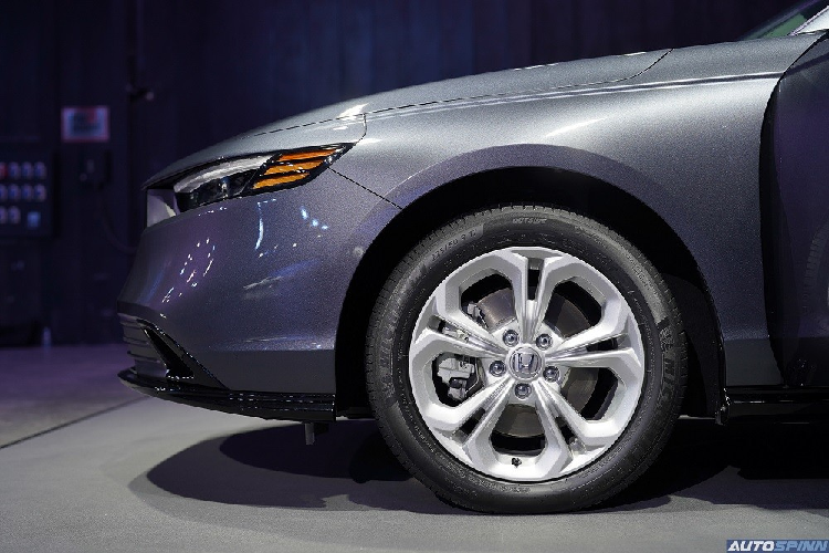 Ngoài ra, bản RS còn có những chi tiết ngoại thất sơn màu đen bóng như ốp gương chiếu hậu, ăng ten vây cá và cánh gió sau. Trên lưới tản nhiệt và cửa cốp đều có logo RS màu đỏ. Nội thất của Honda Accord 2024 có thiết kế giống với xe dành cho thị trường Trung Quốc và Nhật Bản.